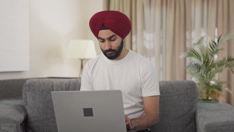 Ernsthafter-Sikh-Indianer,-Der-Laptop-Benutzt