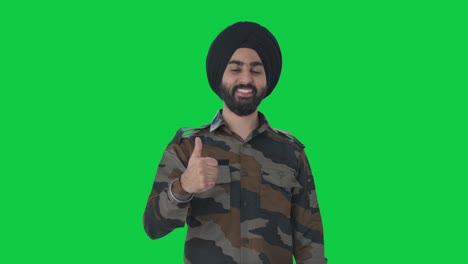 Fröhlicher-Sikh-Mann-Der-Indischen-Armee-Zeigt-Daumen-Nach-Oben-Auf-Grünem-Bildschirm
