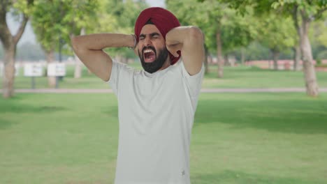 Un-Hombre-Indio-Sikh-Enojado-Desafiando-A-Alguien-A-Pelear-En-El-Parque