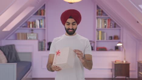 Glücklicher-Sikh-Indianer-Erhält-Ein-Geschenk