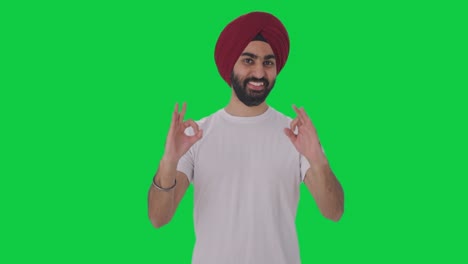 Fröhlicher-Sikh-Indianer-Mit-Grünem-Bildschirm,-Der-Ein-Okay-Schild-Zeigt