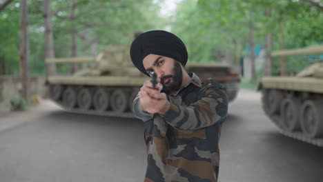 Ernster-Sikh-Mann-Der-Indischen-Armee,-Der-Seine-Waffe-Auf-Den-Feind-Richtet