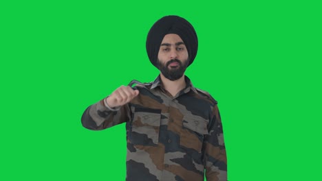 Enttäuschter-Sikh-Indianer-Armeemann-Zeigt-Daumen-Nach-Unten-Auf-Grünem-Bildschirm