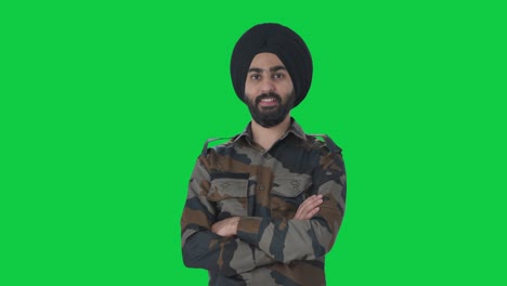 Glücklicher-Sikh-Mann-Der-Indischen-Armee,-Der-Mit-Gekreuzten-Händen-Auf-Grünem-Bildschirm-Steht