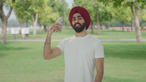Sikh-Indianer-Benutzt-Geld-Als-Fan-In-Haltung-Im-Park