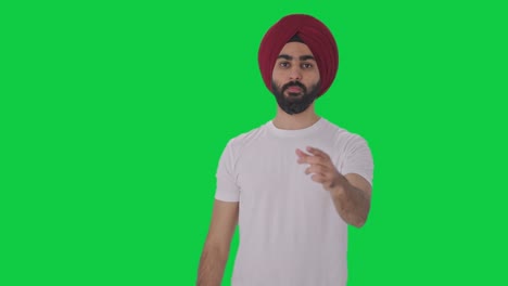 Verärgerter-Sikh-Indianer,-Der-Schockierende-Nachrichten-Auf-Dem-Grünen-Bildschirm-Sieht