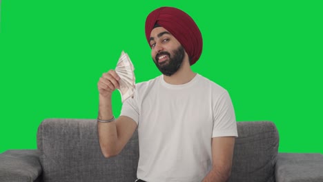 Egoistischer-Sikh-Indianer,-Der-Geld-Als-Fan-Greenscreen-Verwendet