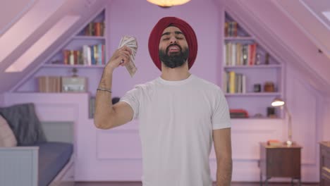 Feliz-Hombre-Indio-Sikh-Usando-Dinero-Como-Ventilador