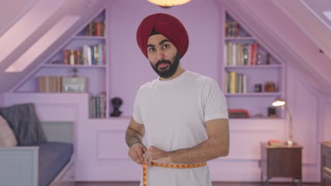Glücklicher-Sikh-Indianer,-Der-Die-Taille-Mit-Zollband-Misst