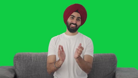 Fröhlicher-Sikh-Indianer,-Der-Klatscht-Und-Den-Grünen-Bildschirm-Schätzt