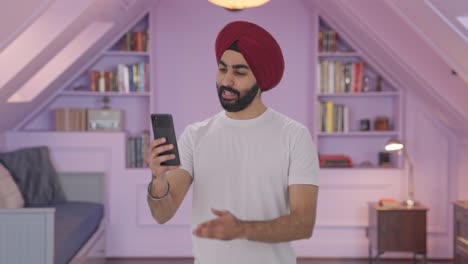 Glücklicher-Sikh-Indianer,-Der-Per-Videoanruf-Spricht