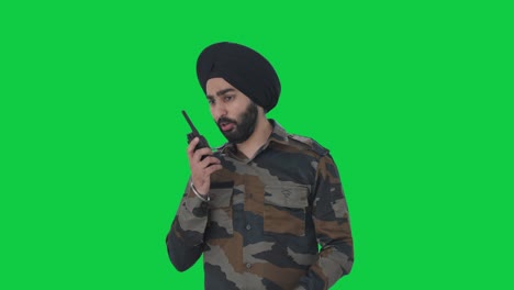 Wütender-Sikh-Mann-Der-Indischen-Armee,-Der-Auf-Dem-Grünen-Bildschirm-Des-Walkie-Talkies-Schreit