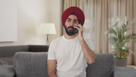 Hombre-Indio-Sij-Hablando-Por-Teléfono
