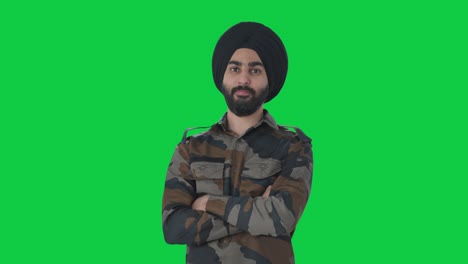 Selbstbewusster-Sikh-Mann-Der-Indischen-Armee,-Der-Mit-Gekreuzten-Händen-Auf-Grünem-Bildschirm-Steht