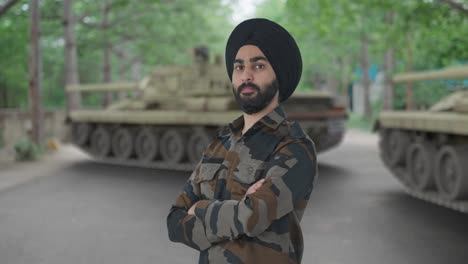 Porträt-Eines-Selbstbewussten-Indischen-Sikh-Armeemanns,-Der-Mit-Gekreuzten-Händen-Steht