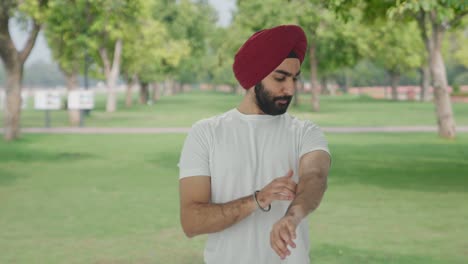 Confident-Sikh-Indian-man-getting-ready-in-park