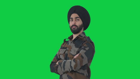 Porträt-Eines-Selbstbewussten-Sikh-Mannes-Der-Indischen-Armee,-Der-Mit-Gekreuzten-Händen-Auf-Grünem-Bildschirm-Steht