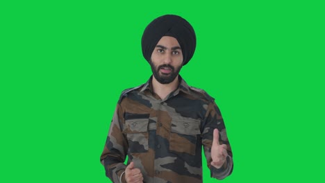Un-Hombre-Serio-Del-Ejército-Indio-Sij-Hablando-Con-Alguien-Con-Pantalla-Verde