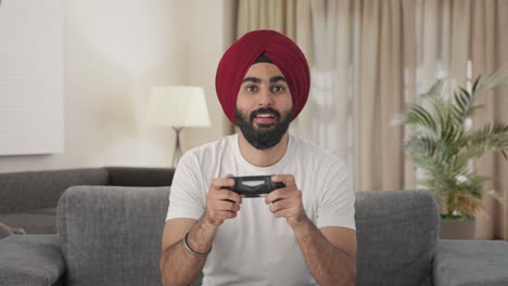 Ernsthafter-Sikh-Indianer,-Der-Videospiele-Spielt