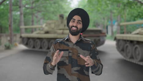 Glücklicher-Sikh-Mann-Der-Indischen-Armee,-Der-Klatscht-Und-Anerkennt