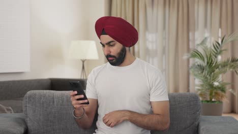 Sikh-Indianer-Benutzt-Mobiltelefon