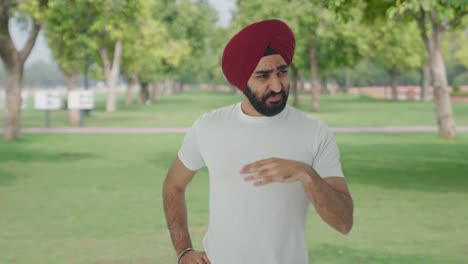 Hombre-Indio-Sikh-Molesto-Por-El-Mal-Olor-En-El-Parque