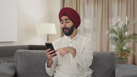 Fauler-Sikh-Indianer,-Der-Das-Telefon-Scrollt