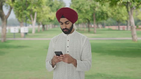 Sikh-Indianer-Schreibt-Jemandem-Im-Park-Eine-SMS