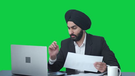 Gestresster-Und-Angespannter-Sikh-indischer-Geschäftsmann,-Der-Am-Grünen-Bildschirm-Seines-Laptops-Arbeitet