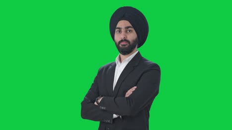Porträt-Eines-Selbstbewussten-Sikh-Geschäftsmanns-Mit-Gekreuzten-Händen-Auf-Grünem-Bildschirm
