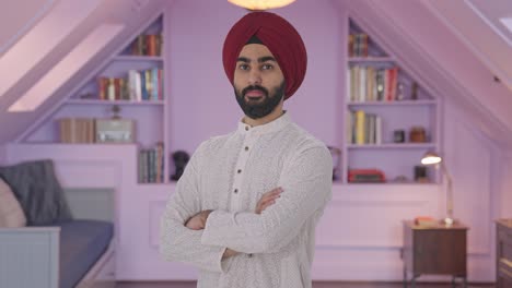 Porträt-Eines-Selbstbewussten-Indischen-Sikh-Mannes,-Der-Mit-Gekreuzten-Händen-Steht