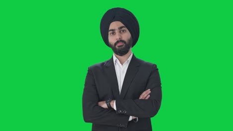 Selbstbewusster-Indischer-Sikh-Geschäftsmann,-Der-Mit-Gekreuzten-Händen-Auf-Grünem-Bildschirm-Steht