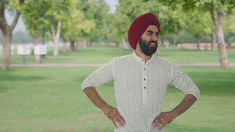 Kranker-Sikh-Indianer,-Der-Im-Park-Unter-Magenschmerzen-Leidet