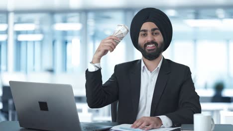 Glücklicher-Indischer-Sikh-Geschäftsmann,-Der-Geld-Als-Fächer-Verwendet