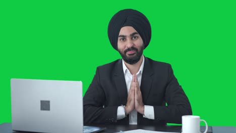 Glücklicher-Sikh-indischer-Geschäftsmann,-Der-Namaste-Auf-Grünem-Bildschirm-Macht