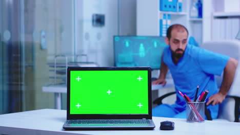 Laptop-Mit-Austauschbarem-Bildschirm-Im-Krankenhausschrank