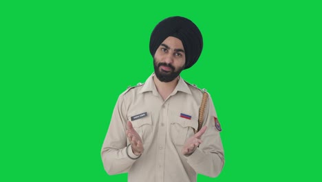 Fröhlicher-Indischer-Sikh-Polizist,-Der-Namaste-Auf-Grünem-Bildschirm-Macht