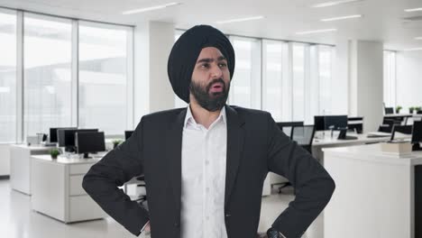 Preocupado-Empresario-Indio-Sikh-Pensando