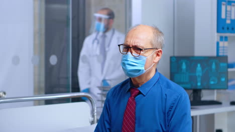 Worried-senior-patient-with-a-mask