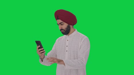 Hombre-Indio-Sikh-Usando-La-Pantalla-Verde-Del-Teléfono