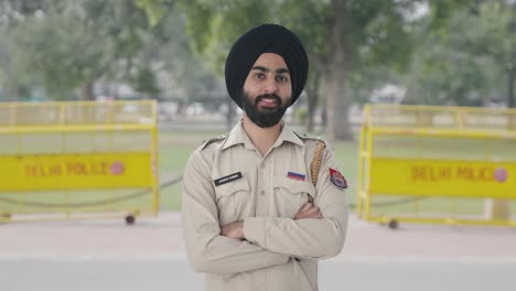 Glücklicher-Indischer-Sikh-Polizist-Steht