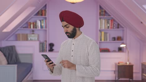 Ernsthafter-Sikh-Indianer,-Der-Telefon-Benutzt