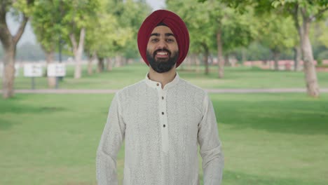Glücklicher-Sikh-Indianer,-Der-Im-Park-Fliegende-Küsse-Gibt