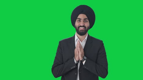 Glücklicher-Sikh-indischer-Geschäftsmann,-Der-Namaste-Auf-Grünem-Bildschirm-Macht
