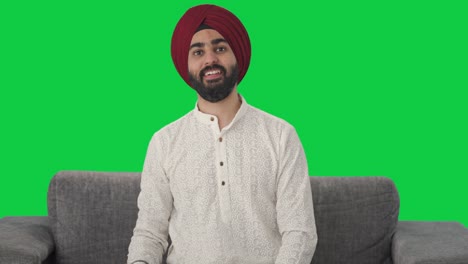 Glücklicher-Sikh-Indianer,-Der-Fernsieht,-Grünen-Bildschirm