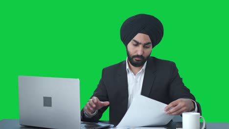 Vielbeschäftigter-Indischer-Sikh-Geschäftsmann,-Der-Am-Grünen-Bildschirm-Seines-Laptops-Arbeitet