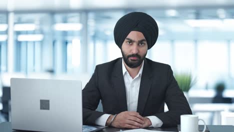 Ernsthafter-Indischer-Sikh-Geschäftsmann,-Der-Jemanden-Ansieht