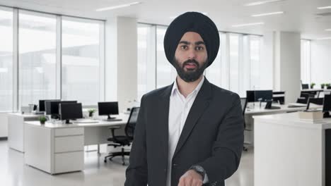 Wütender-Indischer-Sikh-Geschäftsmann,-Der-Jemanden-Anschreit