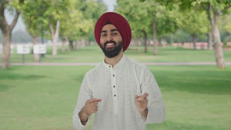 Fröhlicher-Sikh-Indianer,-Der-Im-Park-Tanzt-Und-Genießt