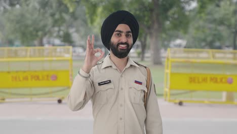 Glücklicher-Indischer-Sikh-Polizist,-Der-Ein-Okay-Zeichen-Zeigt